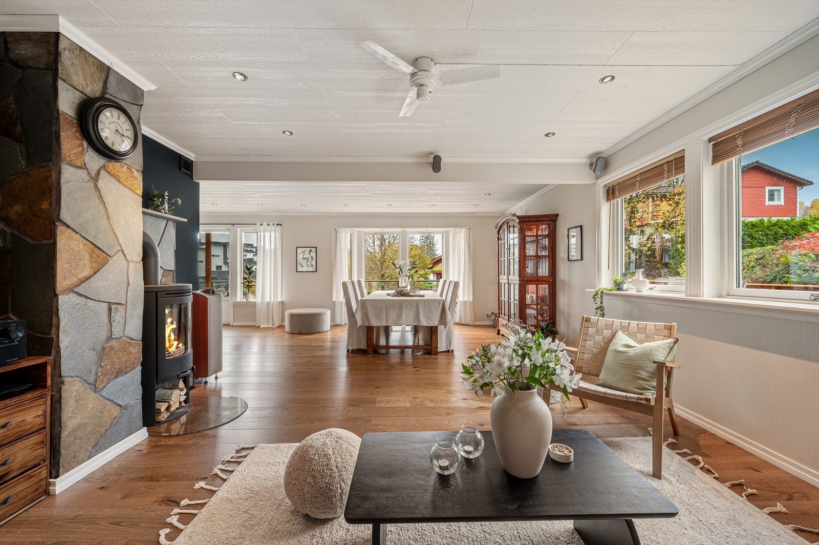 Store vindusflater sørger for fantastiske lysforhold og flott utsikt utover nærområde. Galleribilde