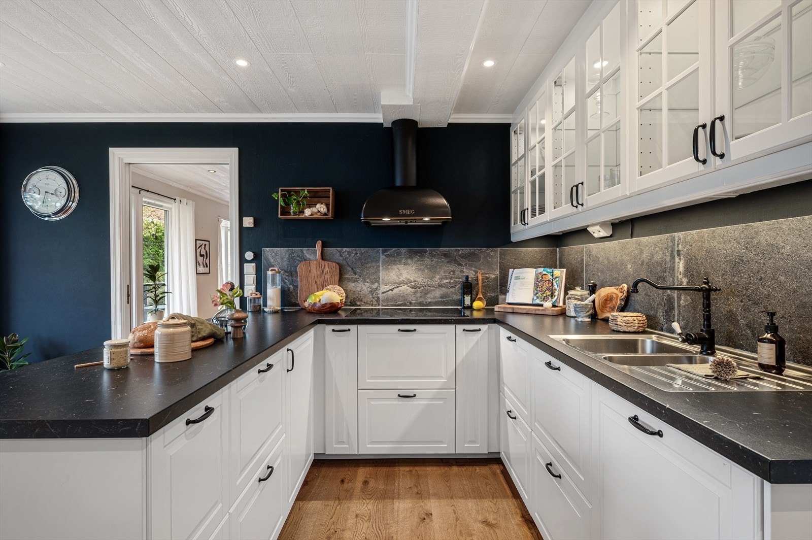 Det er benyttet fliser over benkeplaten og belysning under overskapene. Galleribilde