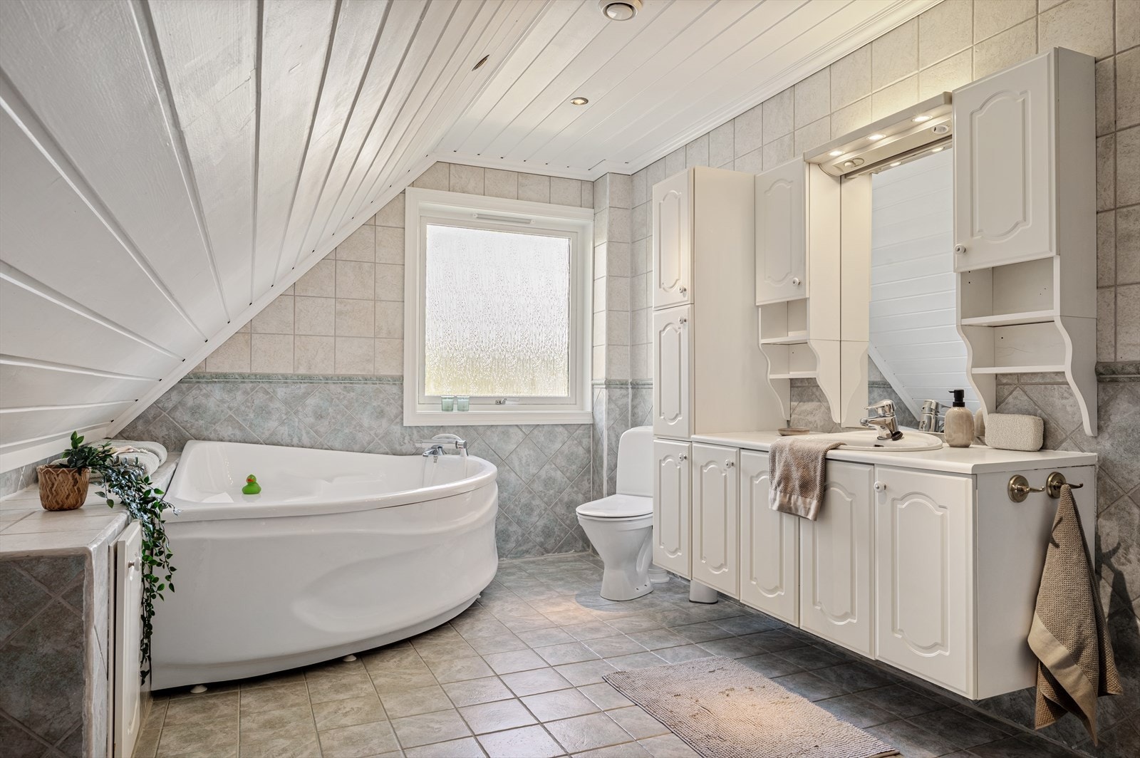 Fra dette badet er det praktisk luke for skittentøy ned til vaskerommet. Galleribilde