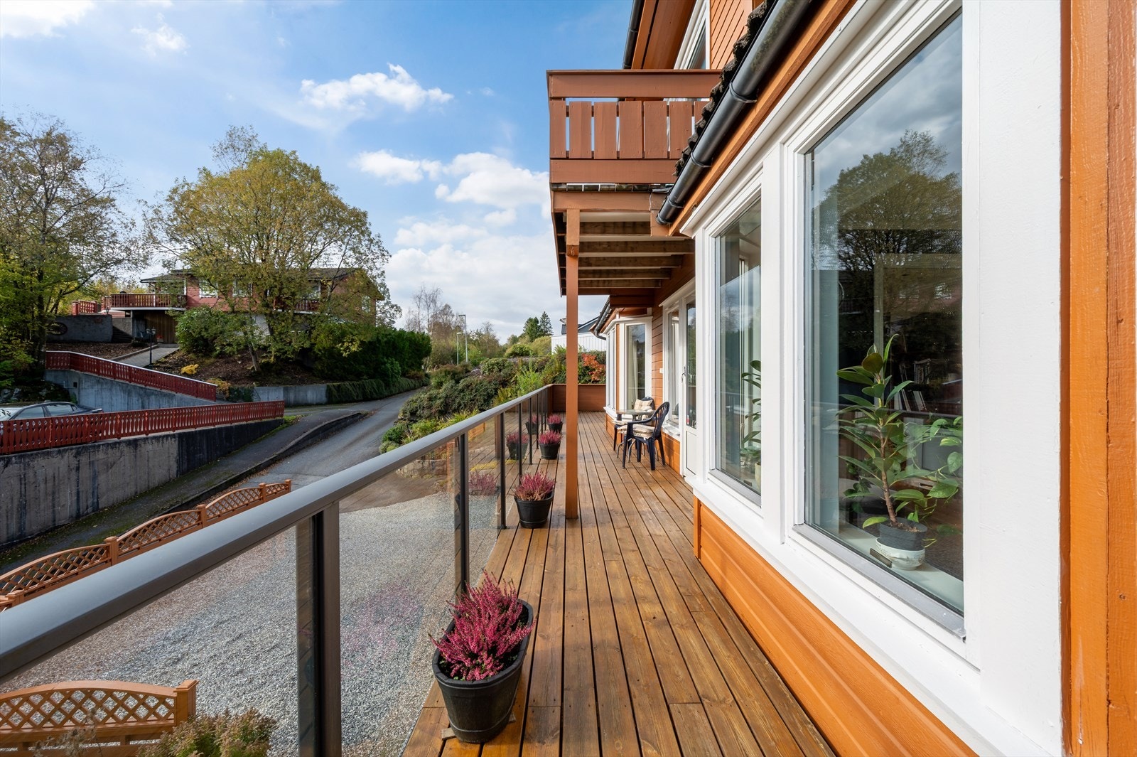 Terrasssen strekker seg rundt store deler av huset. Galleribilde