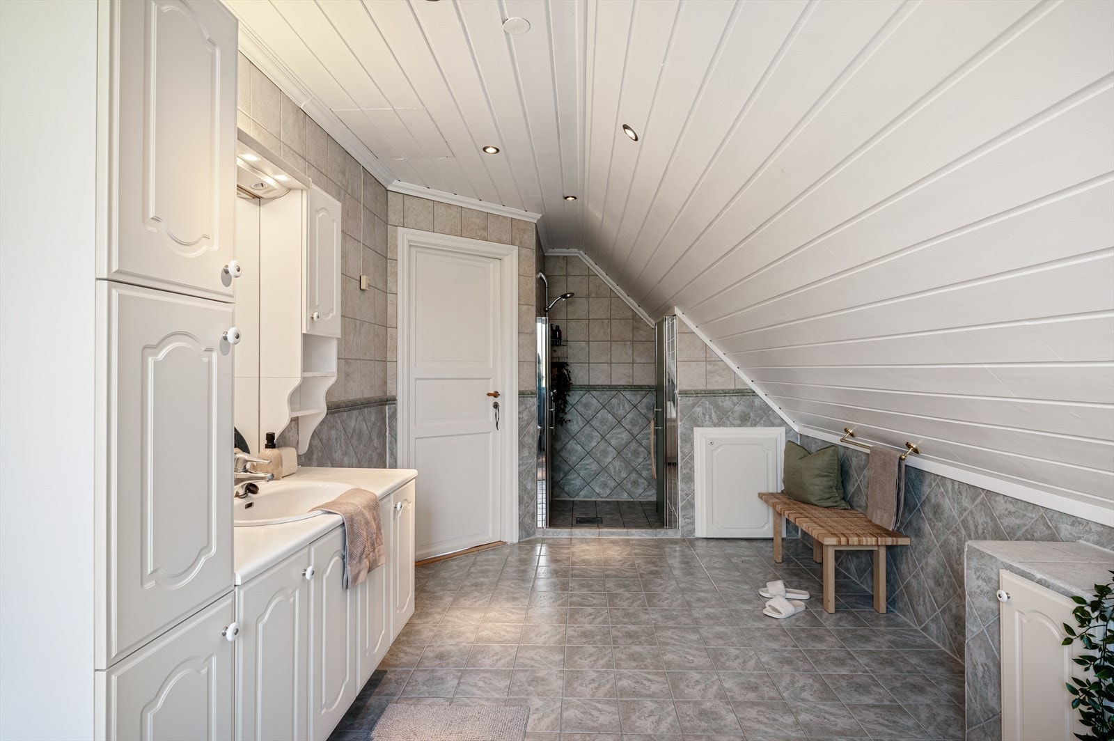 Badet har vannbåren gulvvarme. Galleribilde