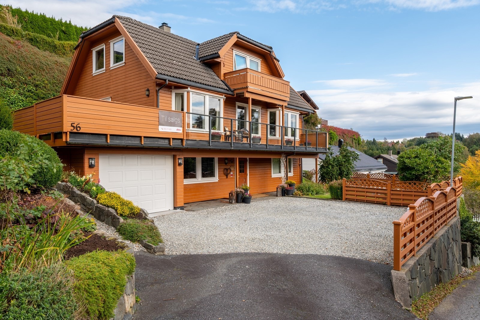 Eiendommen er velholdt, har gode parkeringsmuligheter og et trivelig overbygget inngangsparti. Galleribilde