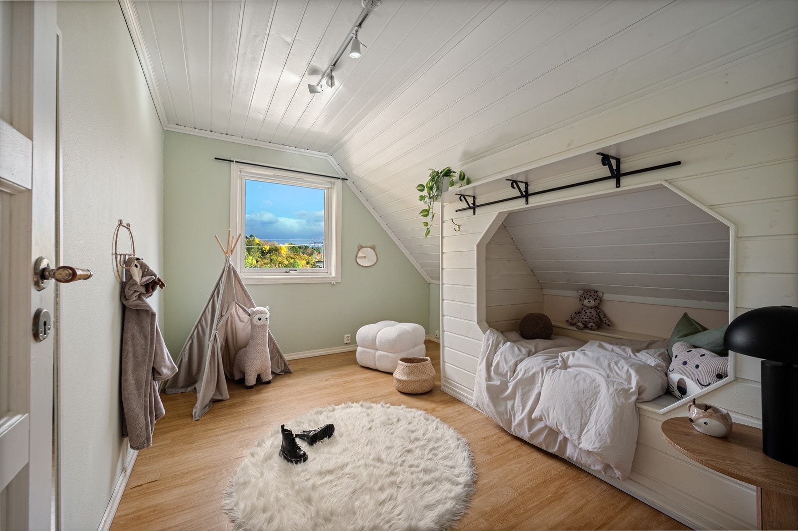 Soverom 2 er malt i en lys og delikat farge og har innebygd seng. Galleribilde