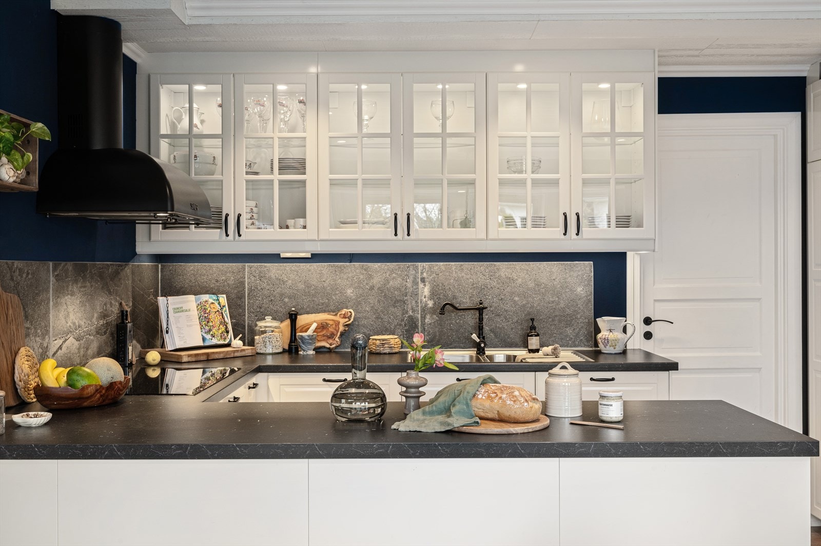 Kjøkkenet er velutstyrt med integrerte hvitevarer som stekeovn med kombidamp (Asko), stekeovn (Siemens), induksjonstopp (80 cm), oppvaskmaskin (Ikea) og kjøleskap (Asko). Galleribilde