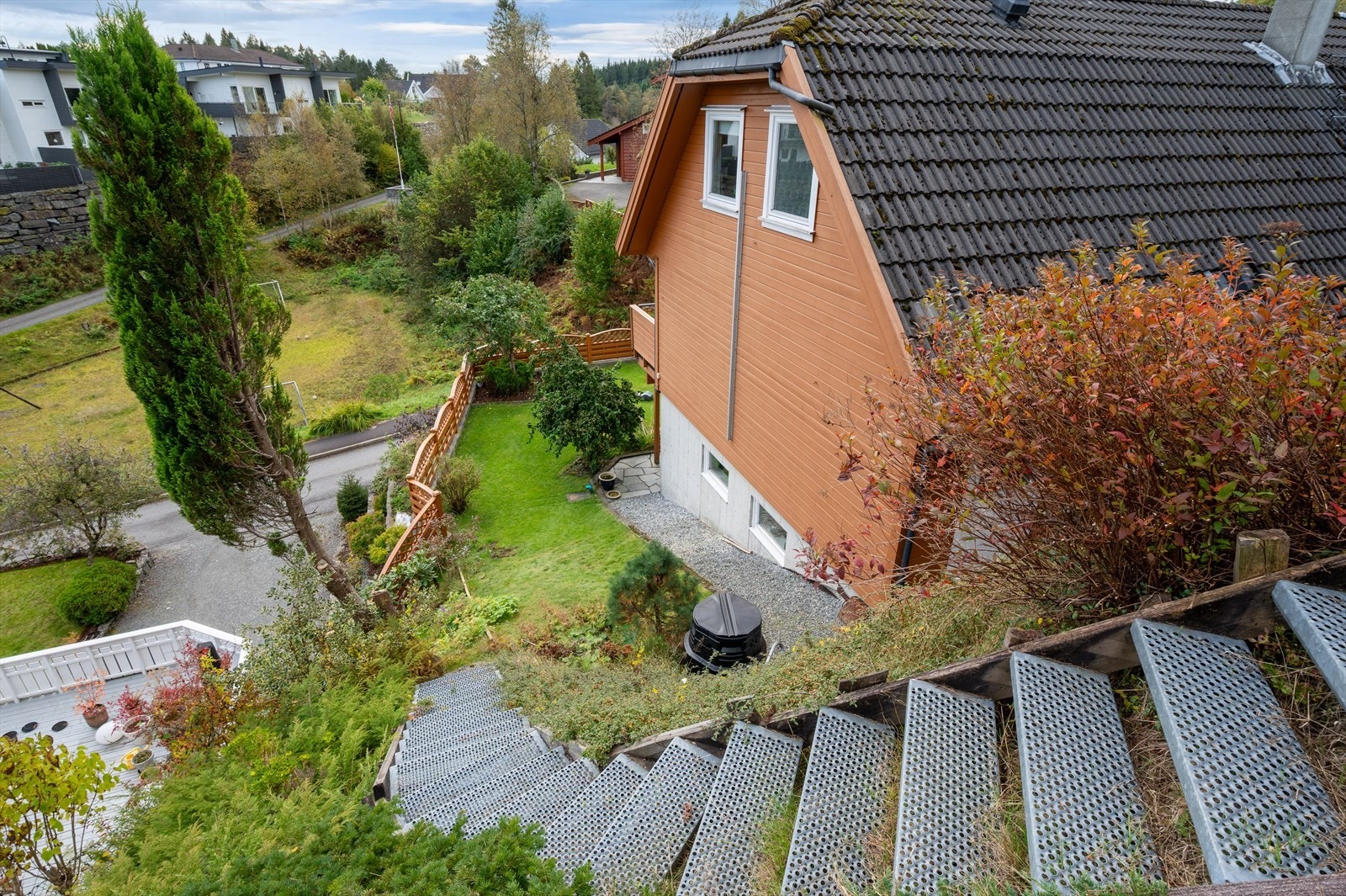 På baksiden av eiendommen er det trapp opp til øvre del av tomten. Galleribilde
