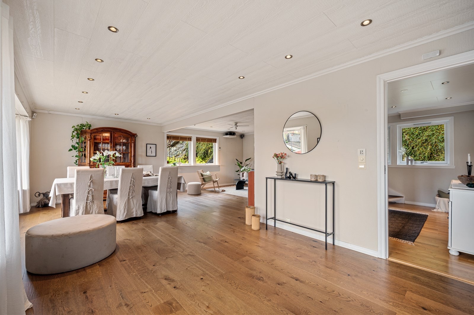 Spisebordsgruppen finner sin naturlige plass mellom kjøkken og stue. Galleribilde