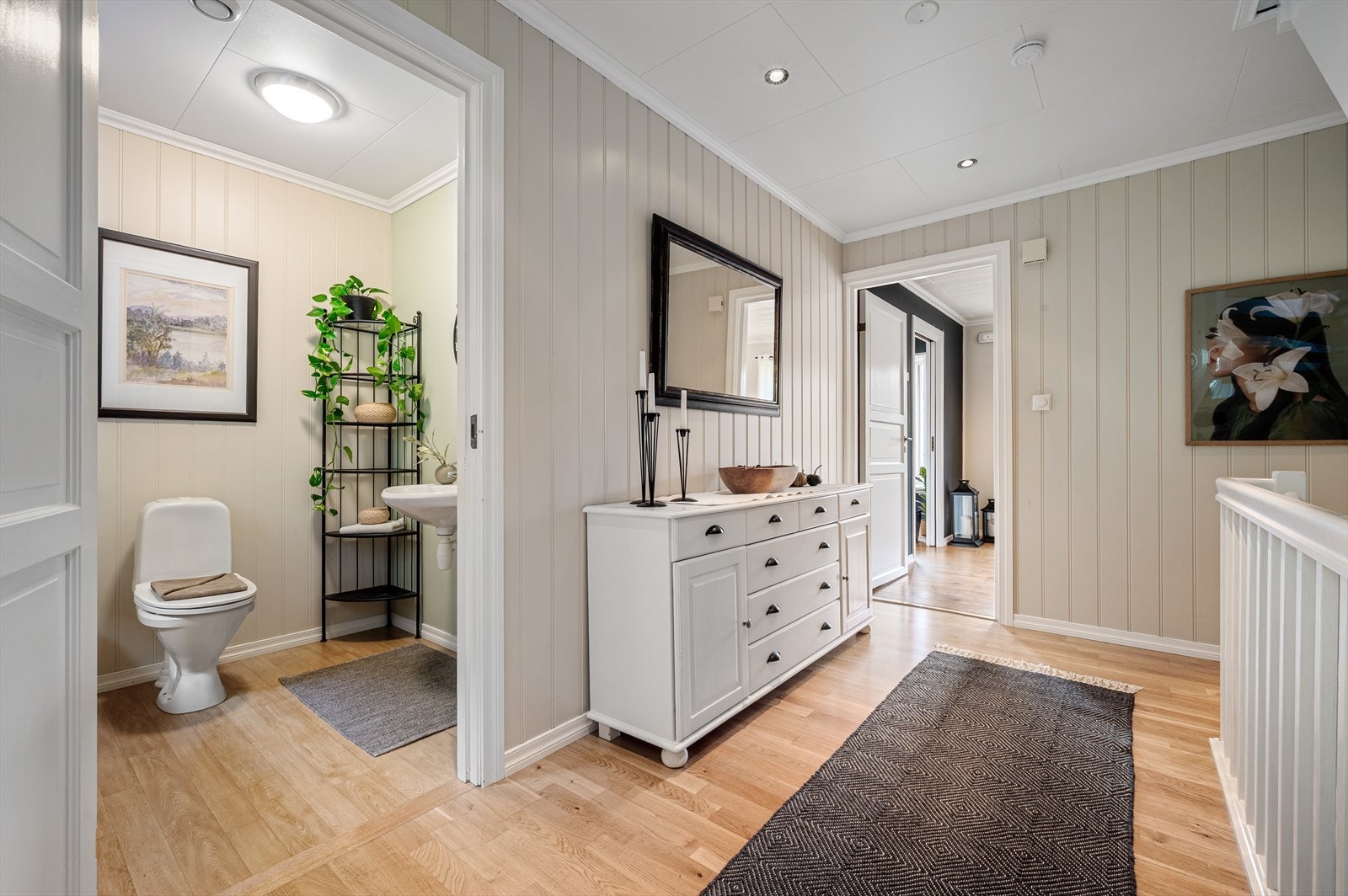 I denne etasjen ligger også et praktisk toalettrom som inneholder toalett og servant. Galleribilde