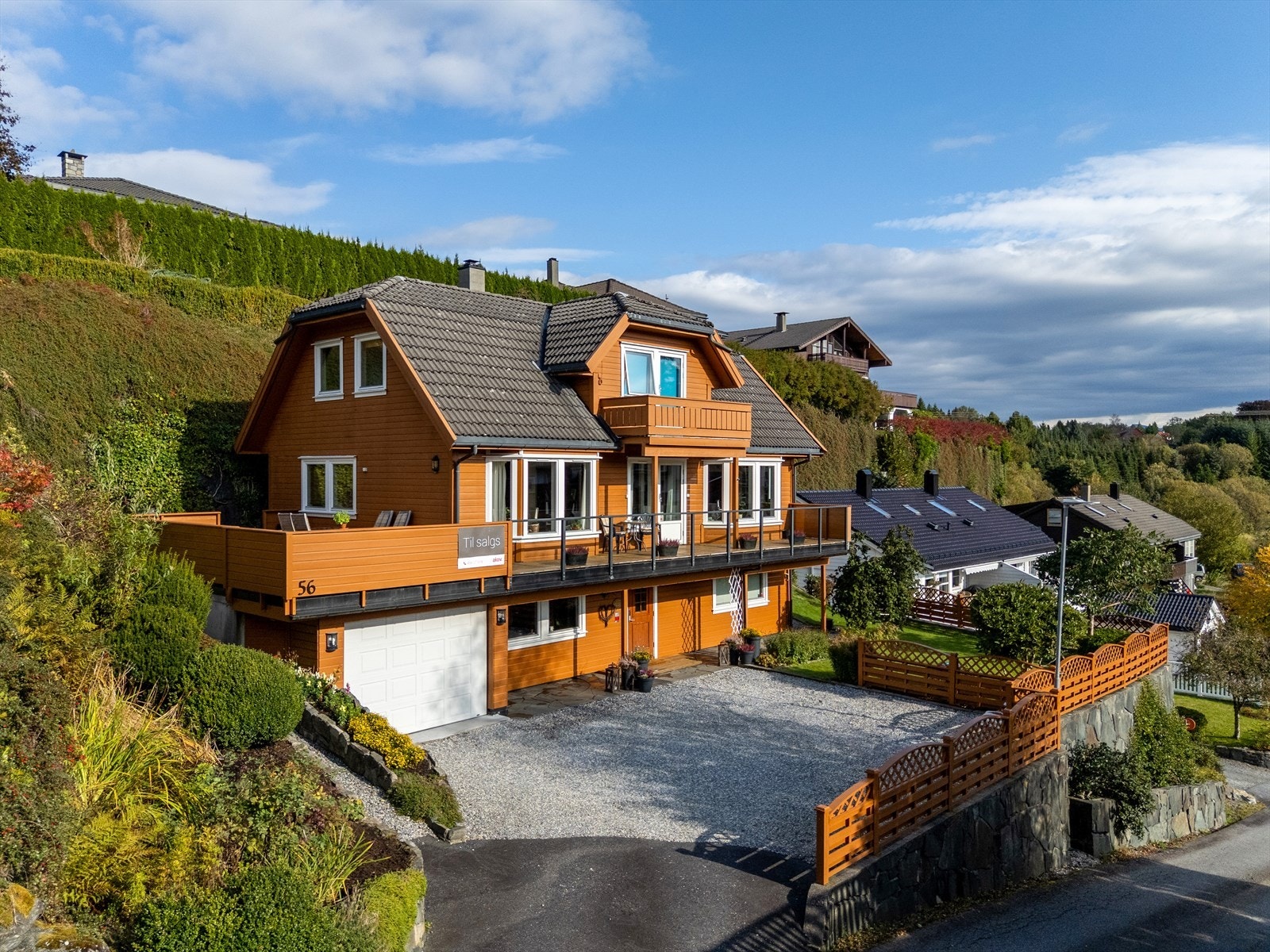 En velholdt enebolig i barnevennlig område. Gangavstand til Bybanen, skoler, barnehage og busstopp! Galleribilde