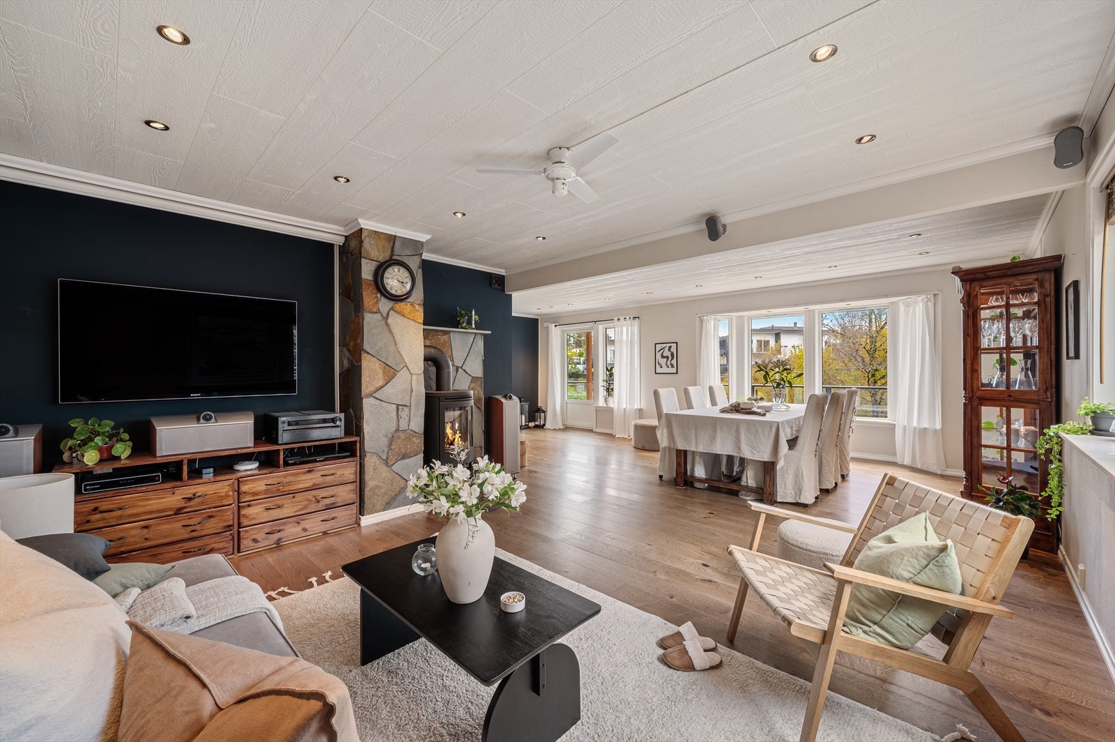 I denne etasjen finner du de viktigste oppholdsrommene hvor familien kan samles - stue og kjøkken. Galleribilde