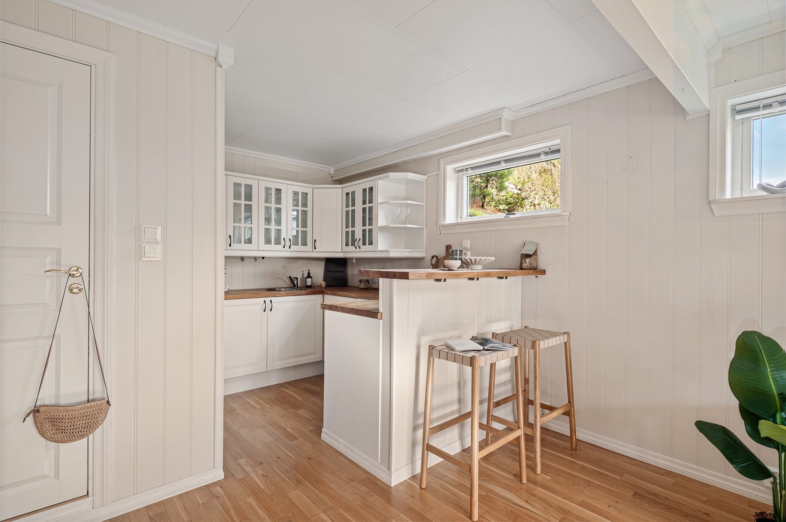 Kjøkkeninnredning utført med profilerte fronter og benkeplate i tre med nedfelt vask. Galleribilde