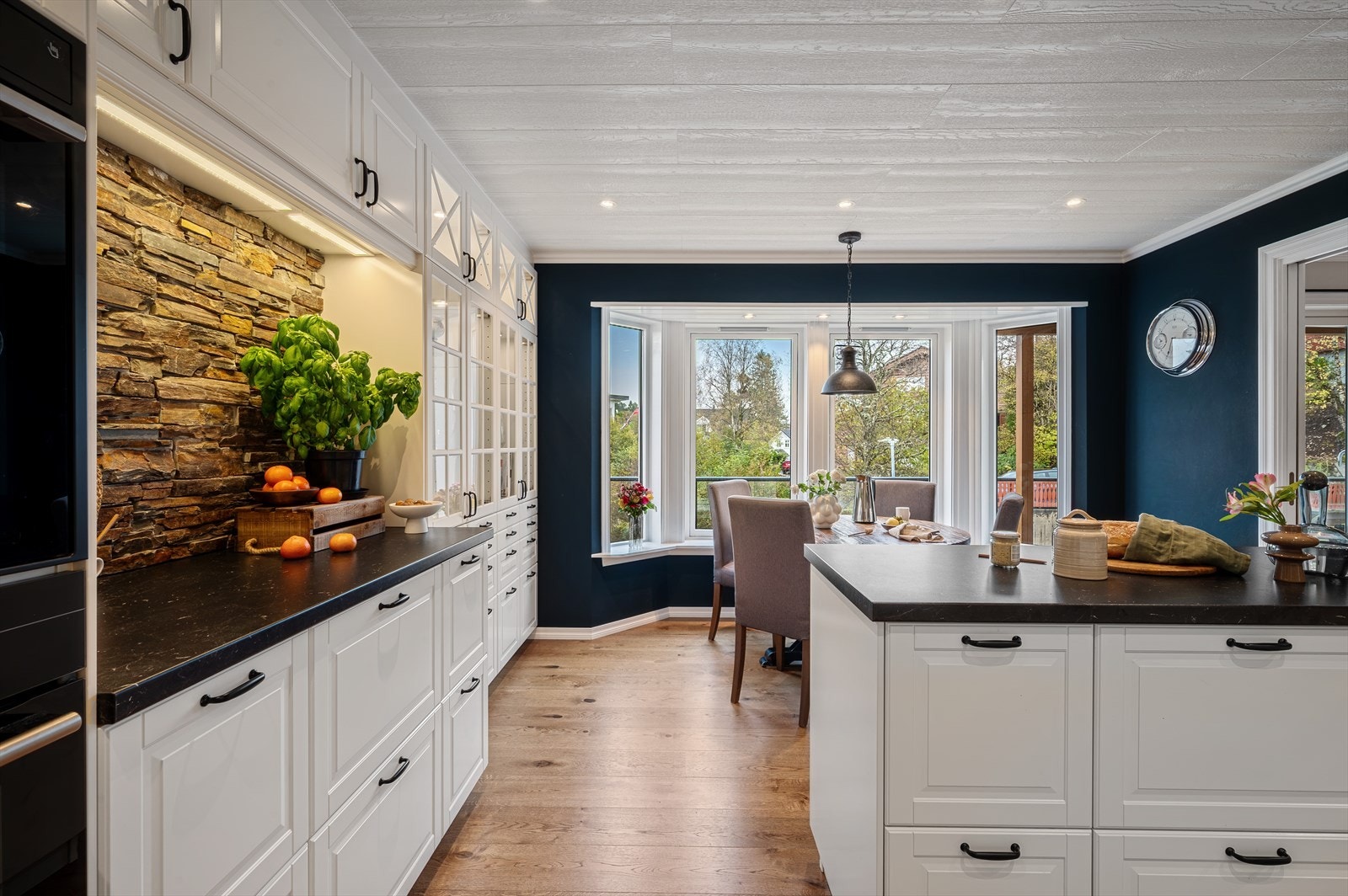 Her er rikelig med skap - og benkeplass for matlaging og oppbevaring. Galleribilde