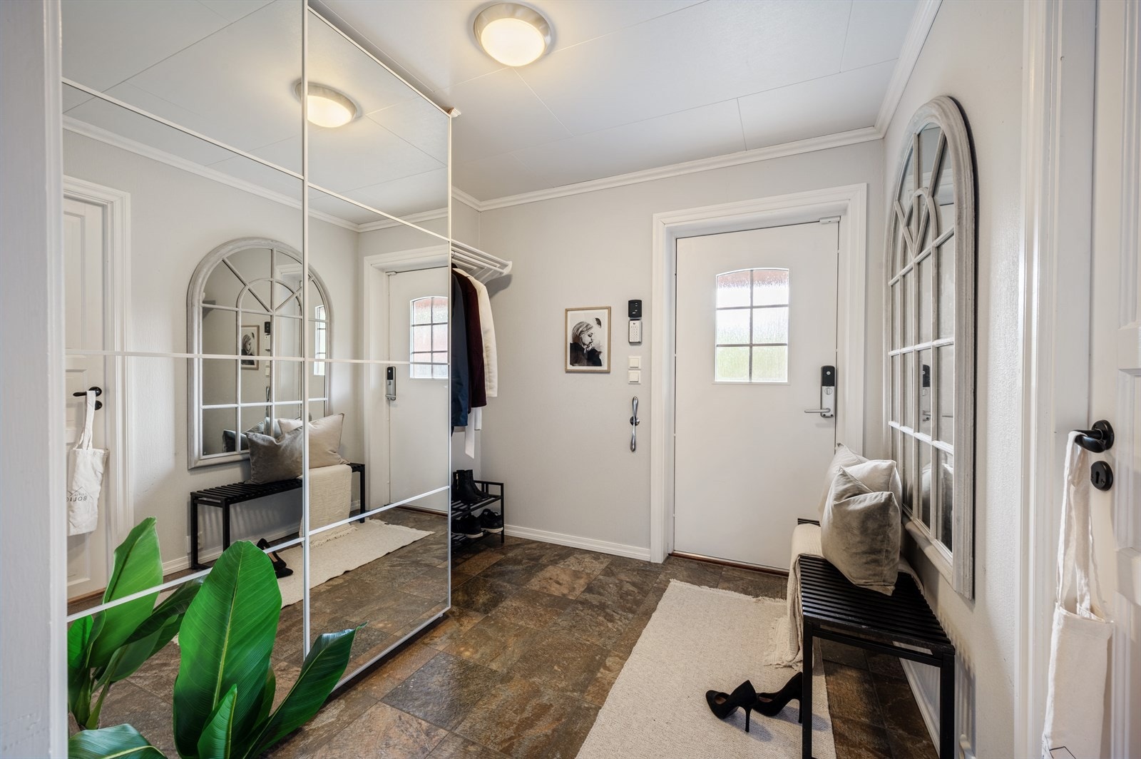 God plass til oppbevaring av yttertøy og sko i stor skyvedørsgarderobe. Galleribilde