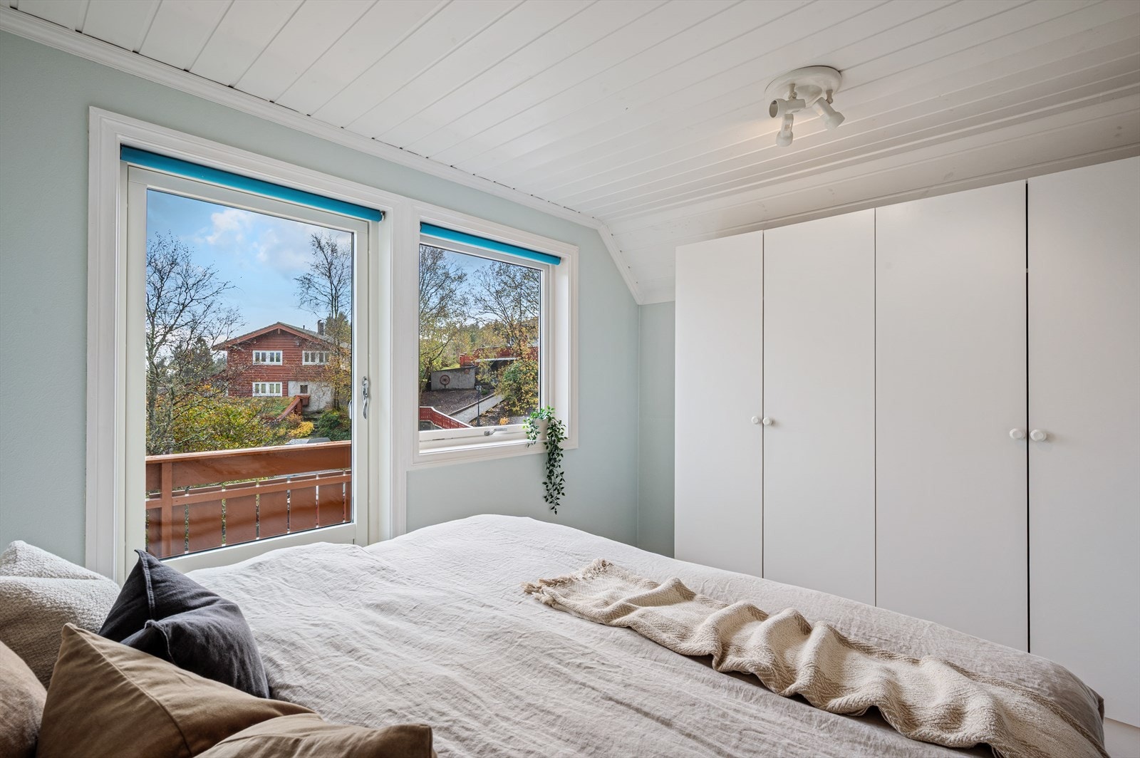 Hovedsoverommet er lyst og luftig med god plass til møblering av dobbeltseng, nattbord og store garderobeskap. Galleribilde