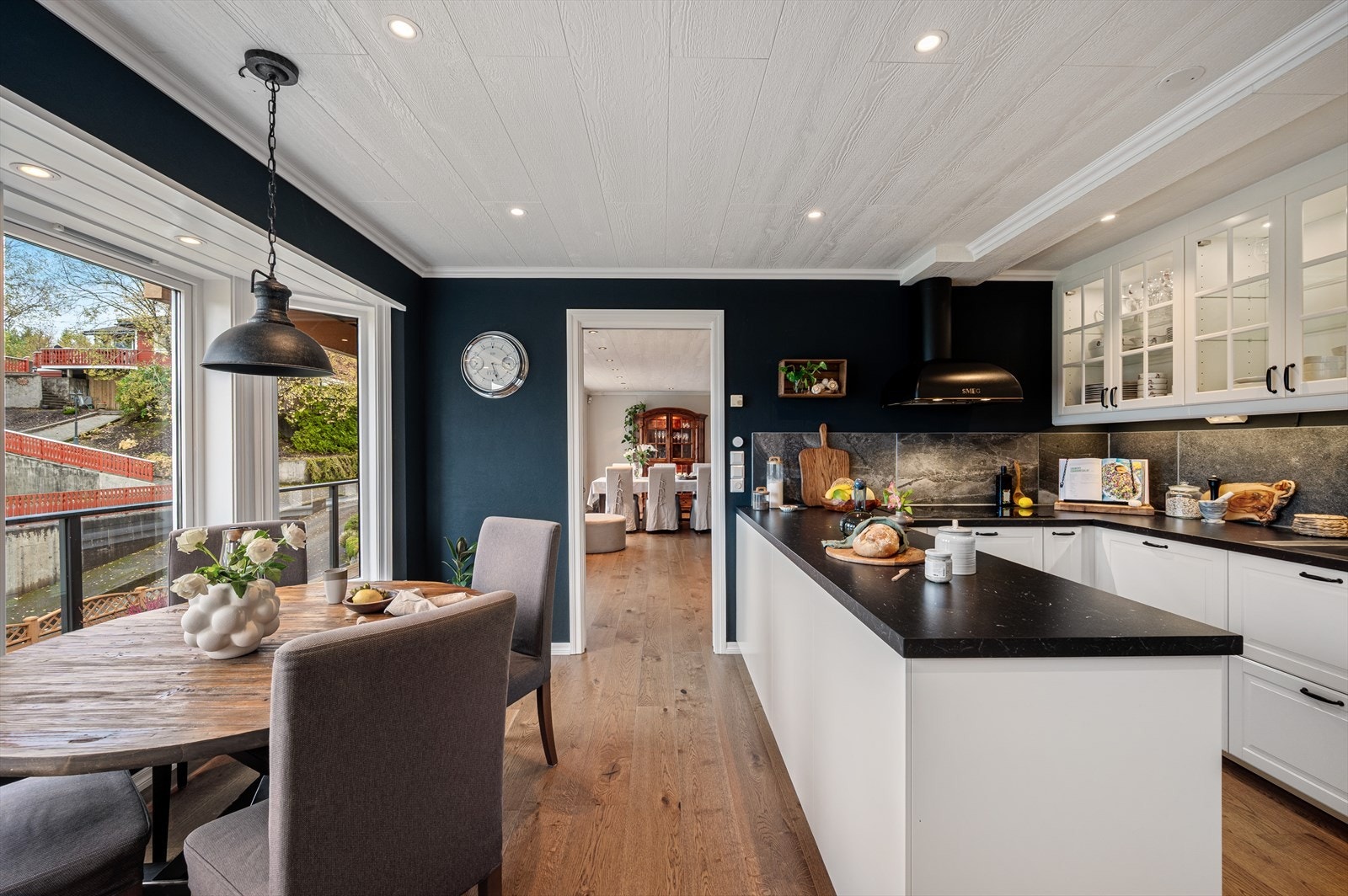 Lekkert kjøkken fra 2021/2022 utført i en klassisk stil med profilerte fronter og benkeplate i laminat med nedfelt vask. Galleribilde