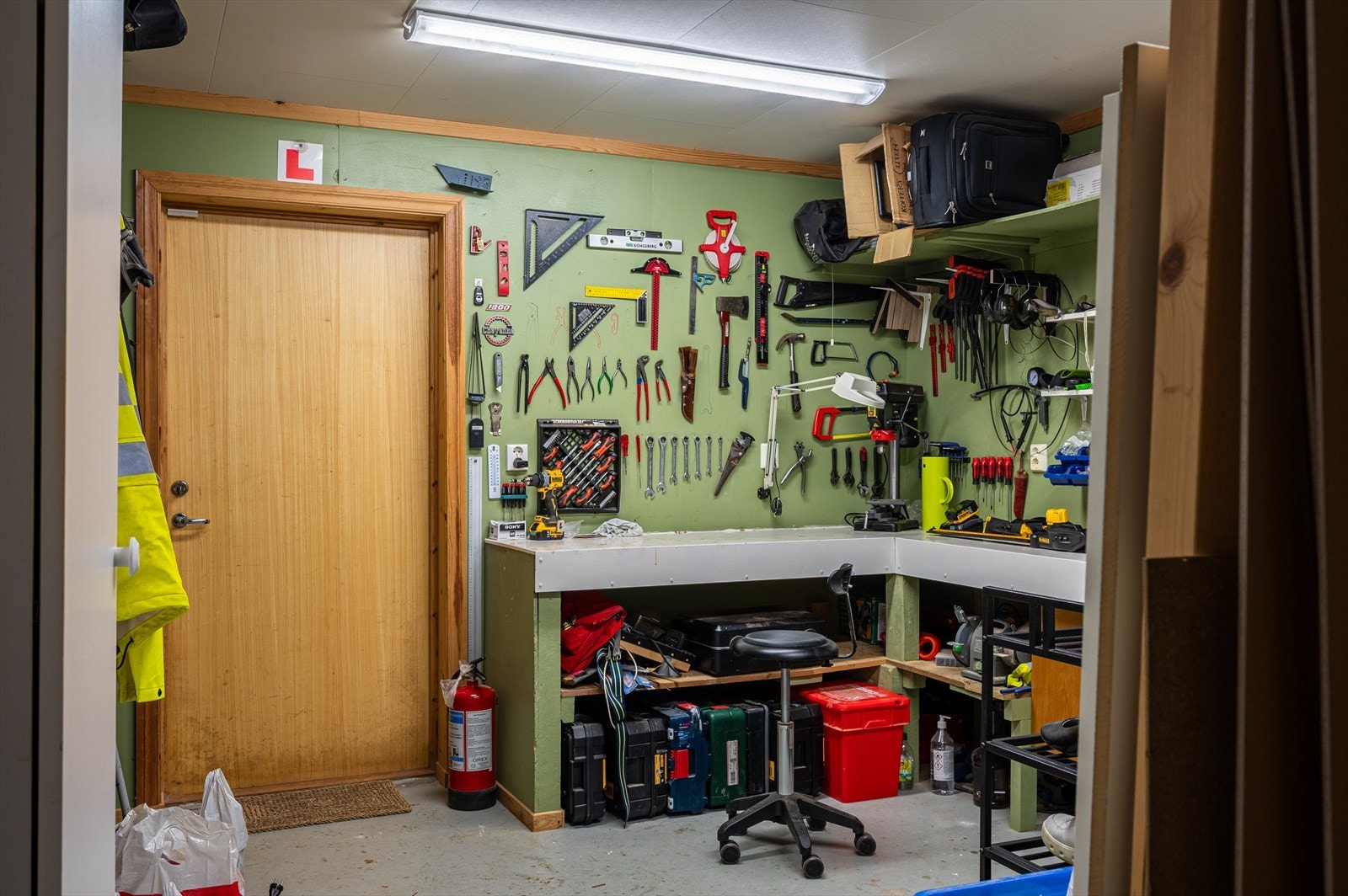 I denne etasjen finner man også en stor bod/verksted med adkomst til garasjen. Galleribilde