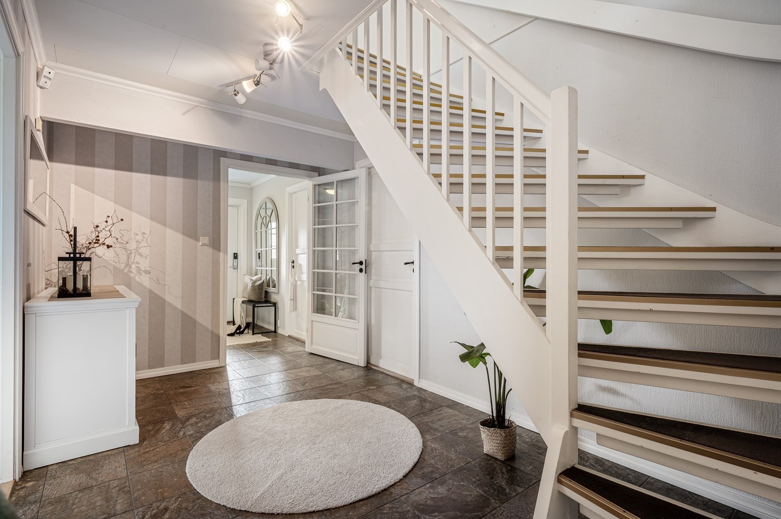 Du møtes av en romslig entrè med stor hall og gode oppbevaringsmuligheter. Galleribilde