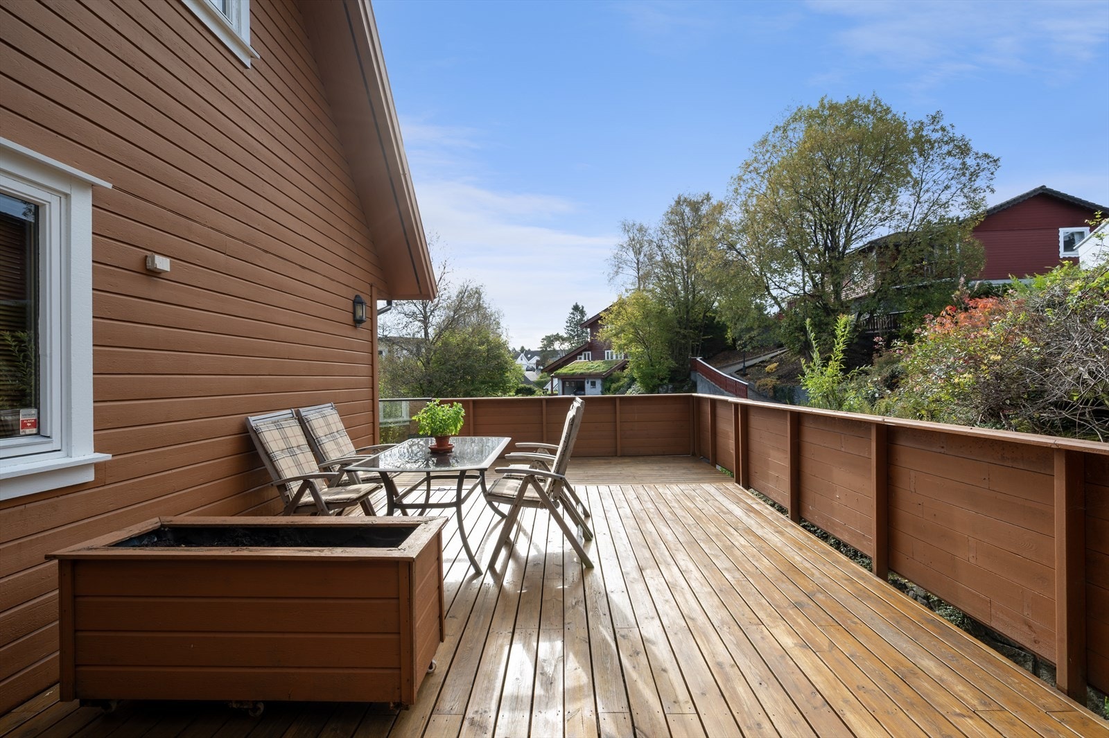 på terrassen har du god plass til møblering av flere sittegrupper, solsenger, parasoll og gassgrill. Galleribilde