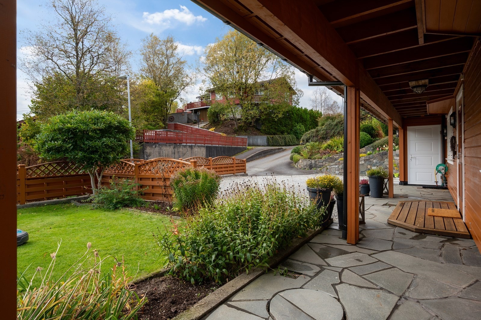 Familieboligen ligger i et veletablert og barnevennlig nabolag. Galleribilde