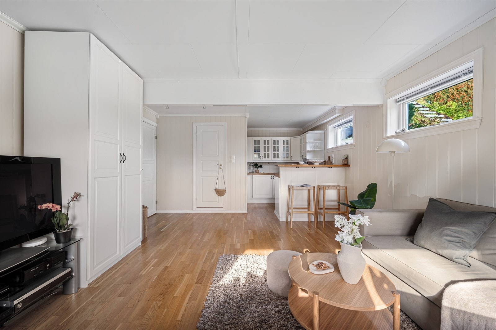 Innredet stue og kjøkken (ikke omsøkt) i åpen løsning. Galleribilde