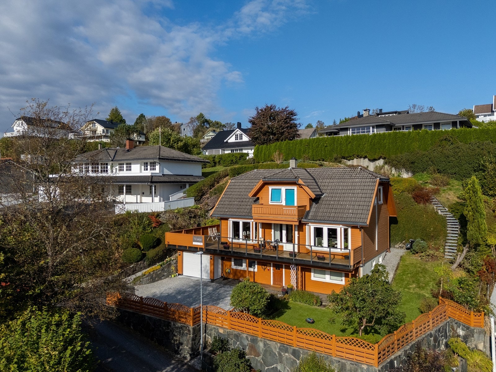 En flott og innholdsrik familiebolig med rause og solrike utearealer. Galleribilde