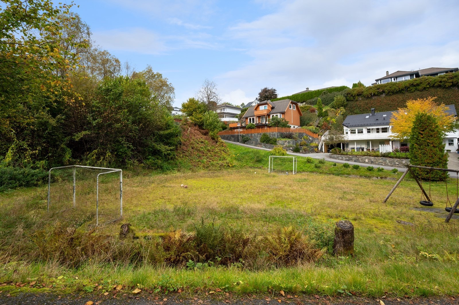 Like nedenfor boligen ligger lekeplass/fotballbane. Galleribilde