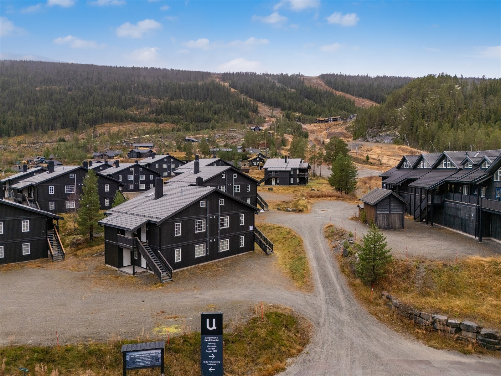 Leiligheten ligger fint til i Sameiet Uvdaltunet i Uvdal Alpinsenter, ca. 645 moh. Galleribilde