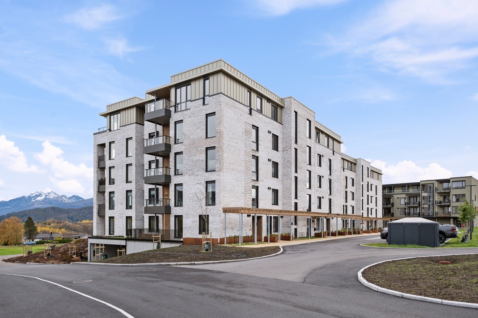 Boligblokken har en moderne betongkonstruksjon som sikrer lang holdbarhet og stabilitet. Galleribilde