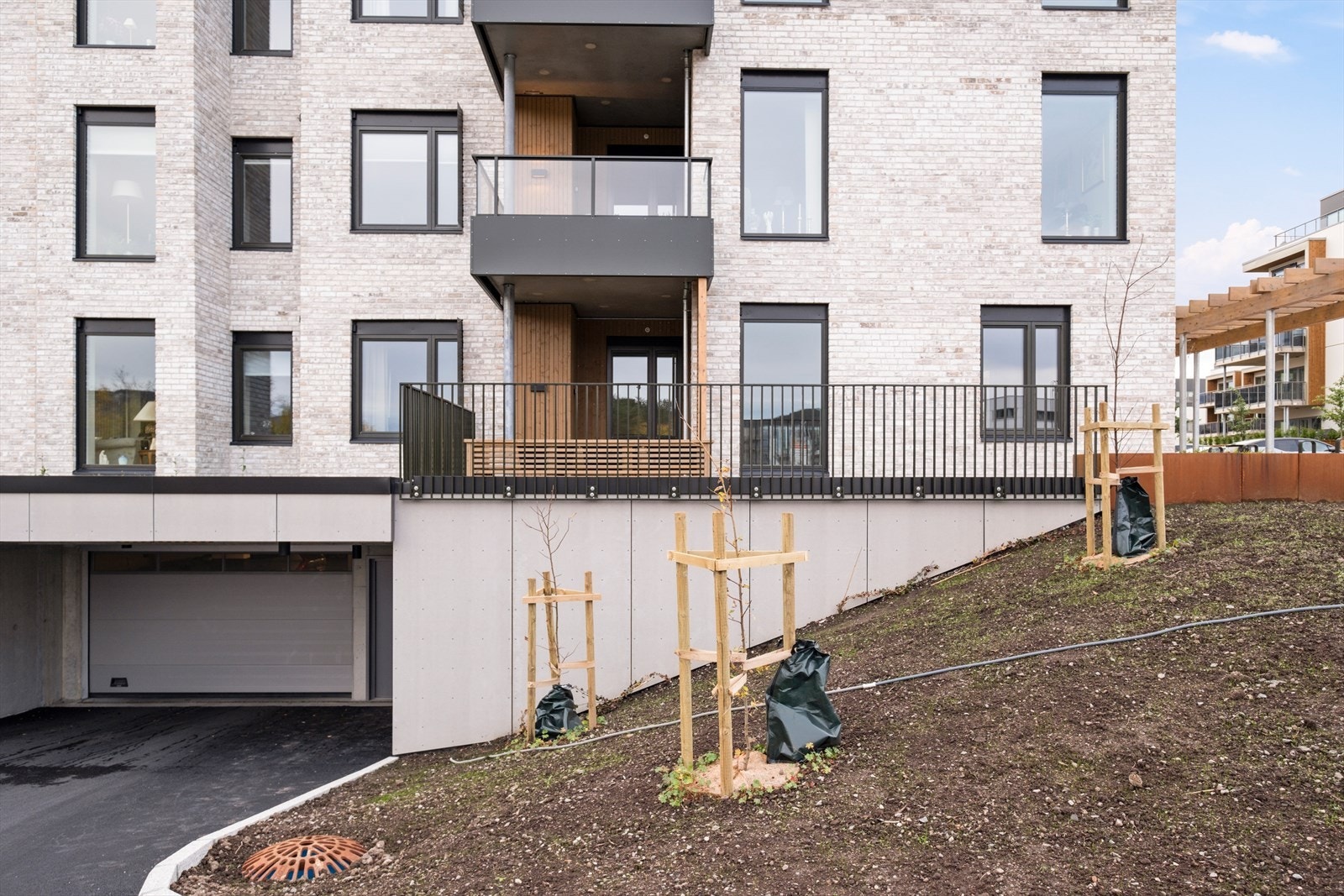 Inngang til garasjeanlegget. Galleribilde