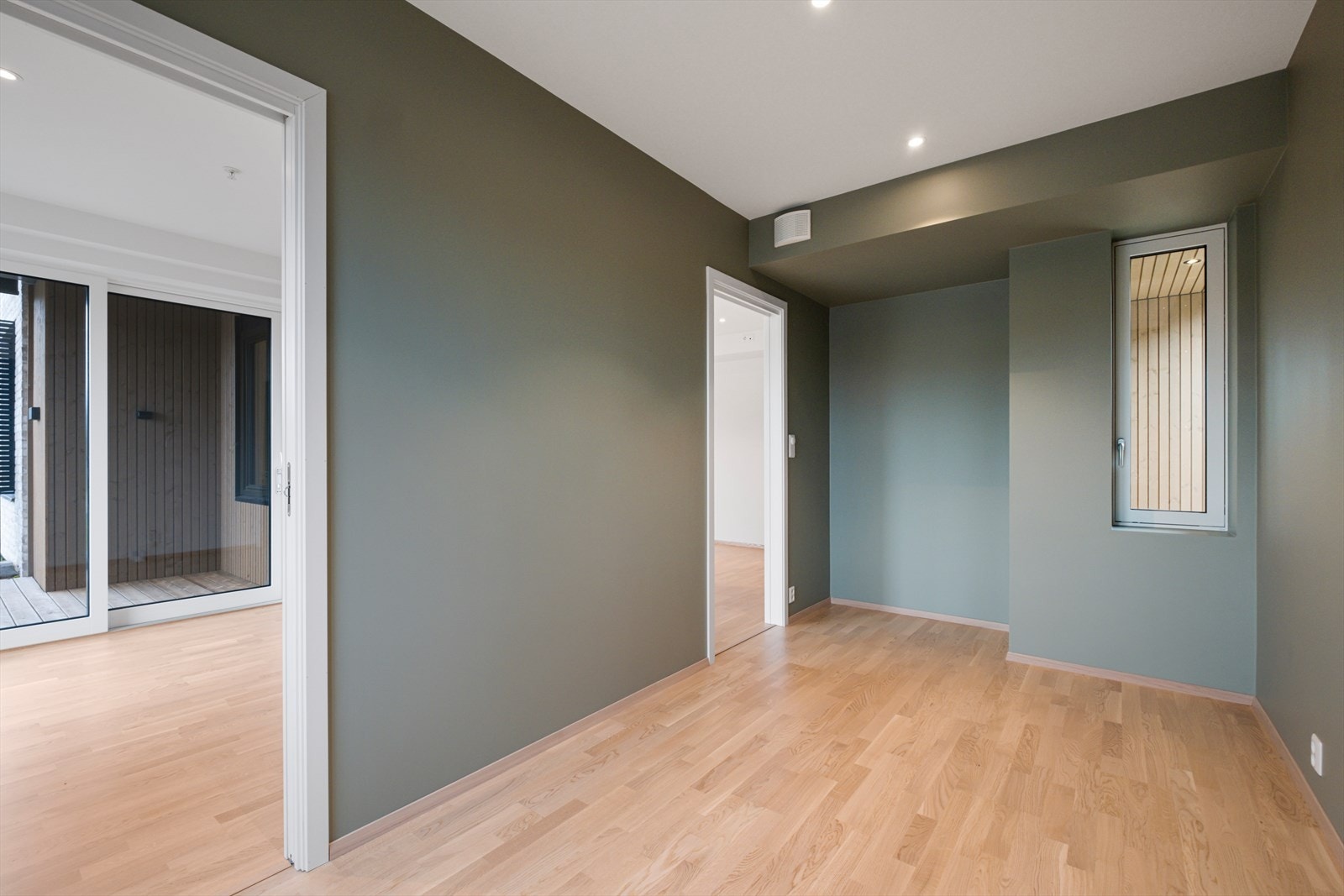 Det er to skyvedører inn til soverommet, som gir enkel adkomst. Galleribilde