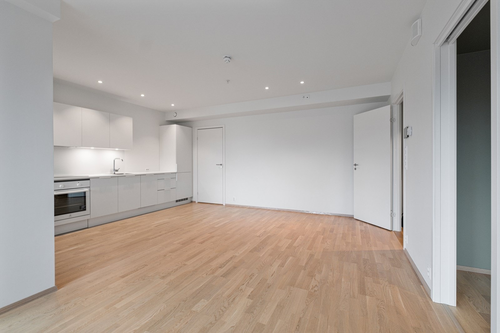 Ledspotter med dimming i himling gir fleksibel belysning i oppholdsrommet. Galleribilde