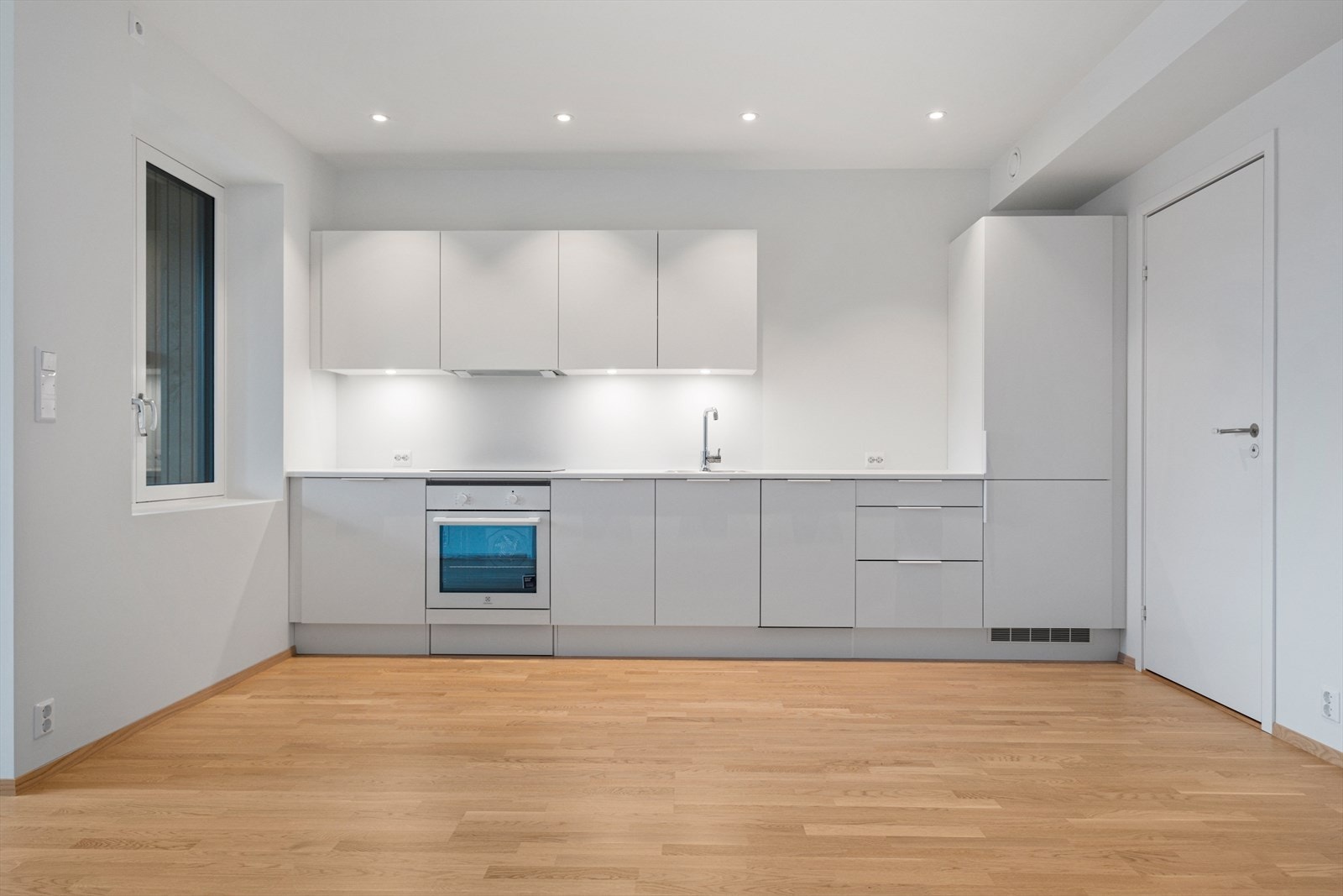 Integrert kjøl/fryseskap og oppvaskmaskin på kjøkkenet Galleribilde