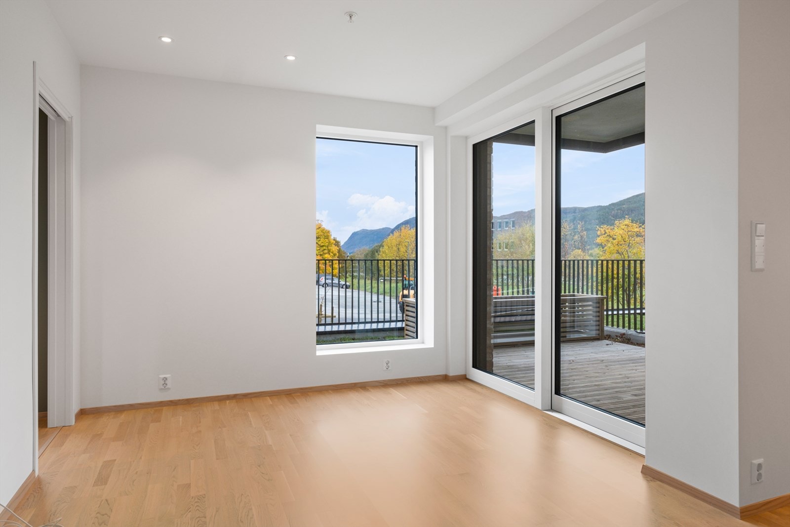 Store vinduer og balkongdør med 3-lags energiglass gir godt lysinnslipp og utsikt til uteområdet. Galleribilde