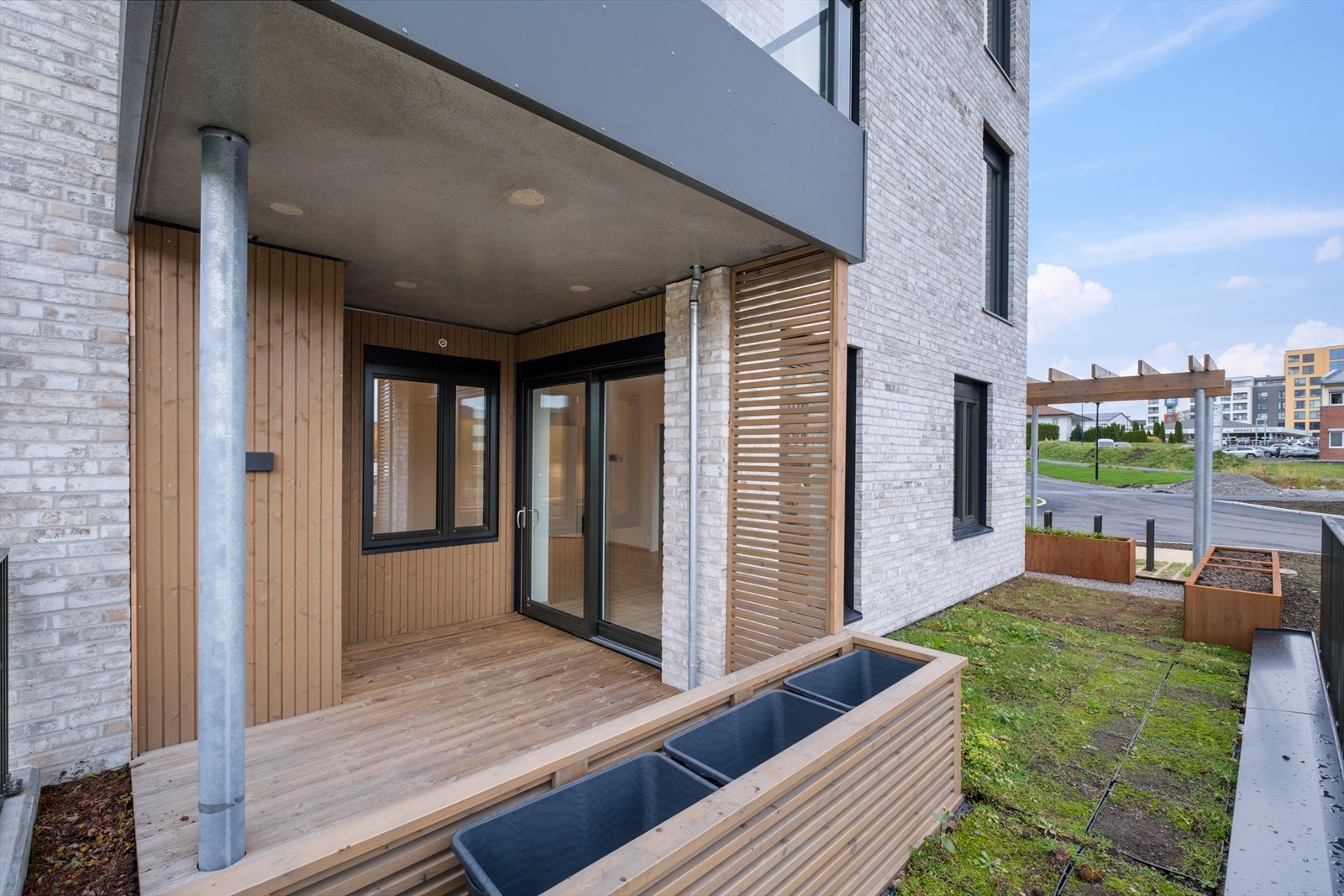 Terrassen er utstyrt med blomsterkasser og har enkel tilgang fra stuen gjennom skyvedøren. Galleribilde