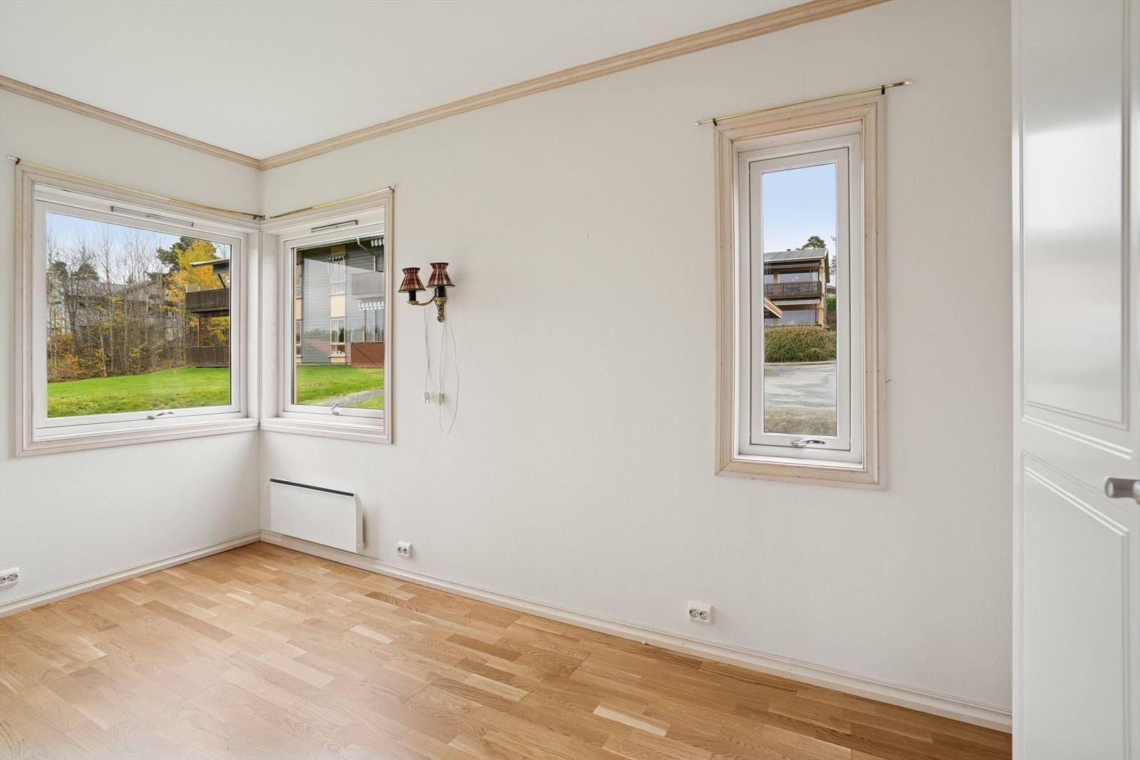 Hovedsoverom er av god størrelse. God plass til dobbeltseng. Det er medfølgende garderobeskap. Galleribilde