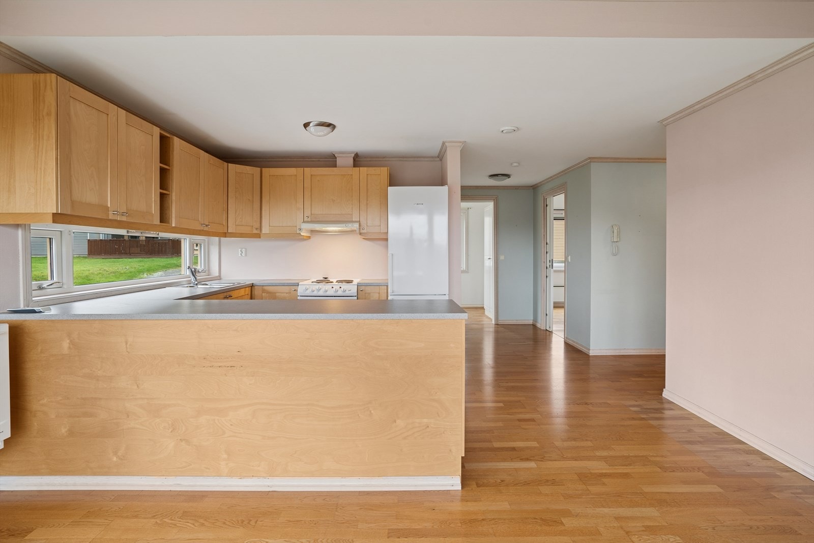 Legg merke til vinduene mellom kjøkkenbenk og overskapene. Galleribilde