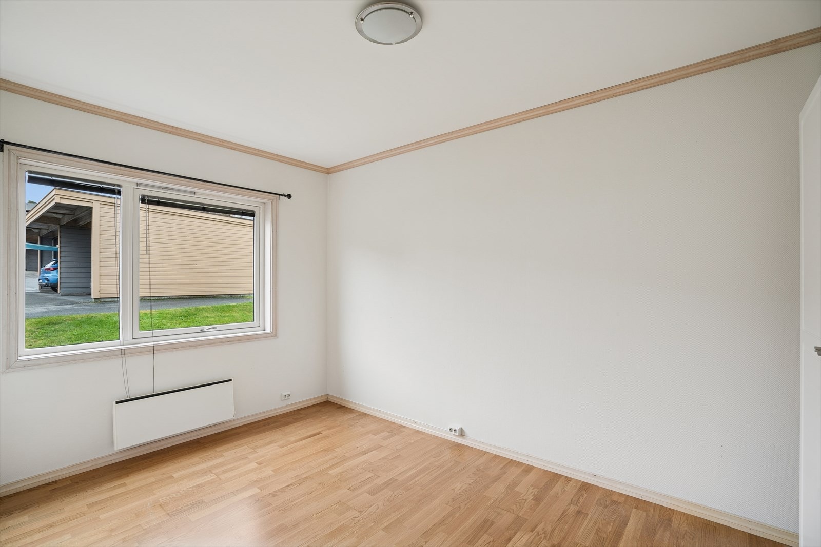 Soverom 2 er også av god størrelse og har god plass til dobbeltseng. Her er det også medfølgende garderobeskap. Galleribilde