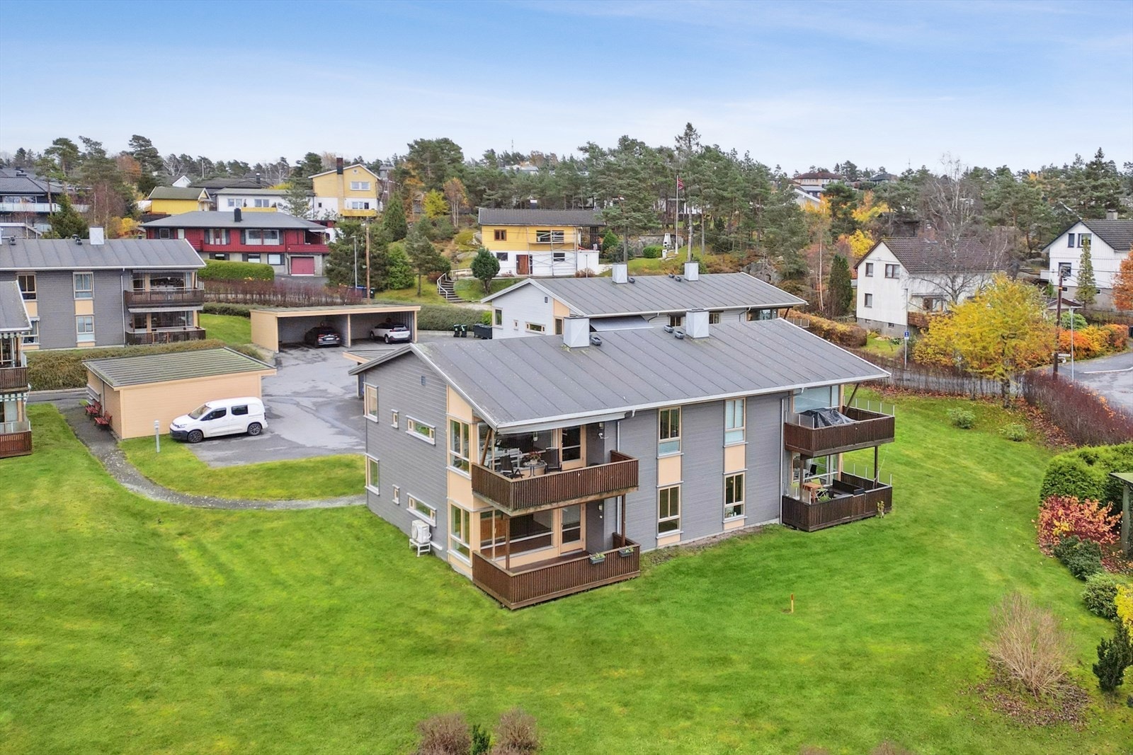 Fellestomten til sameiet er pent opparbeidet med plener, busker og hekker. Det er sittebenker og lekeplass. Det er asfalterte internveier og gjesteparkering. Galleribilde