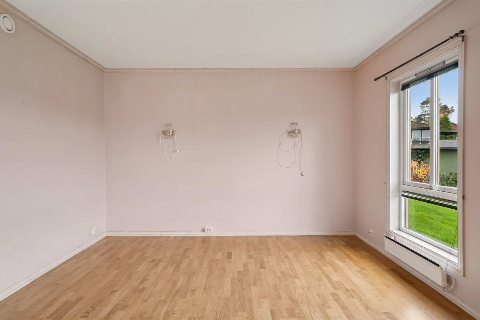 Stuen kan møbleres i flere soner. Det er balansert ventilasjon i bygget. Galleribilde