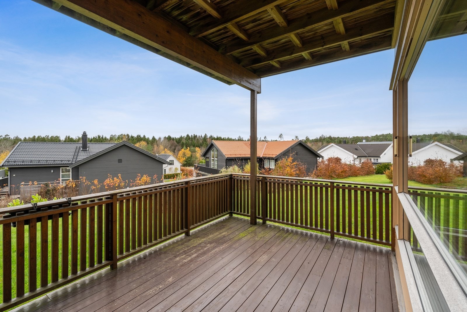 Fra stuen er det utgang til en stor veranda på 12 m². Galleribilde