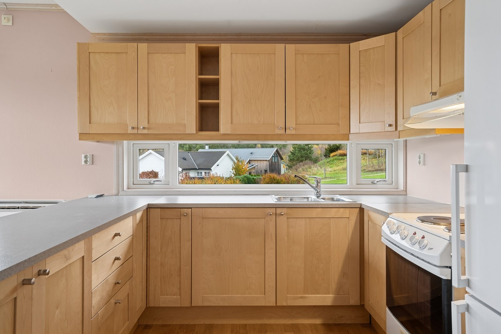 Det er Sigdal kjøkkeninnredning med profilerte fronter. Laminat benkeplater. Galleribilde