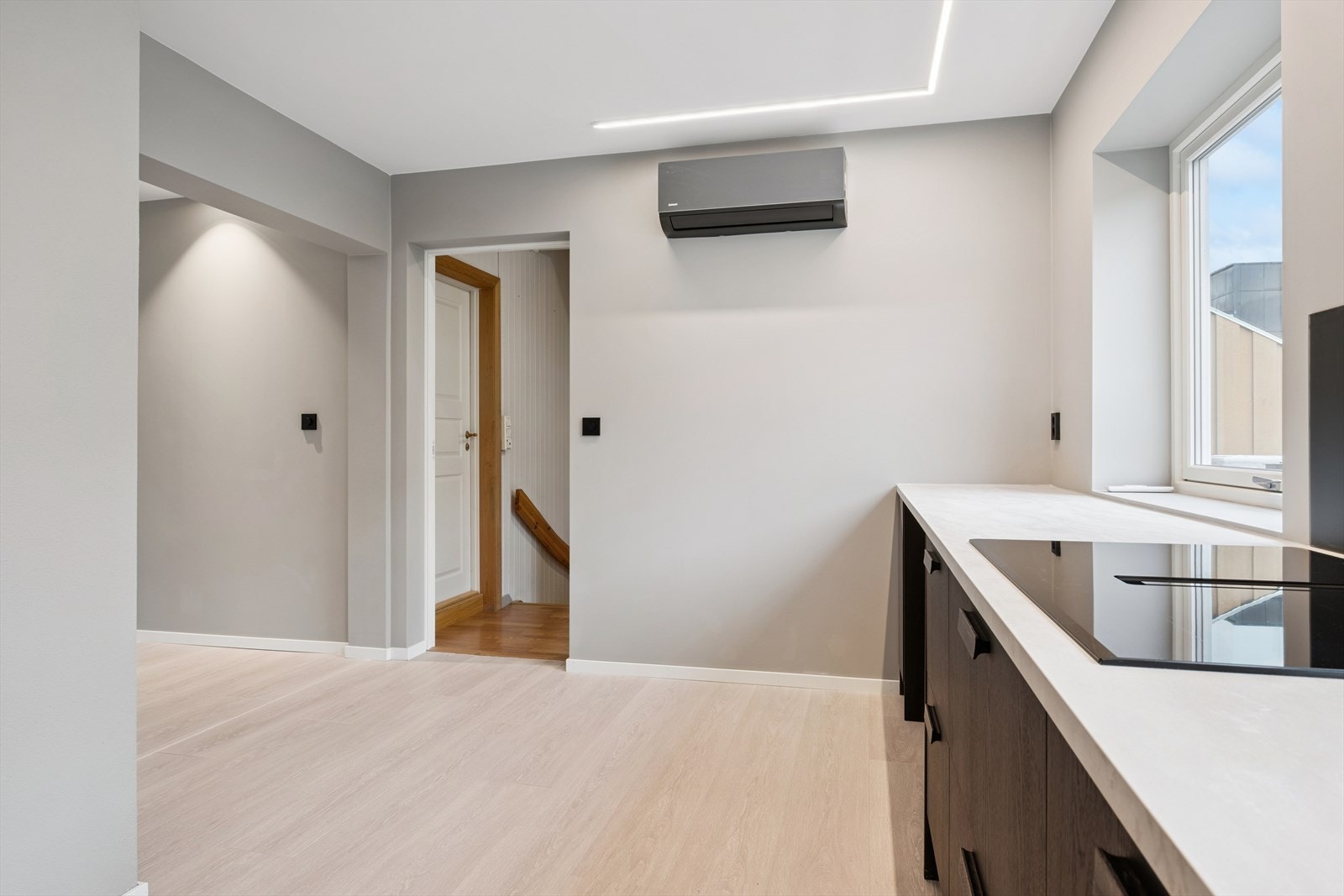 Listefritt. Ventilator nedfelt i platetopp. Slisset inn belysning i himling. Galleribilde