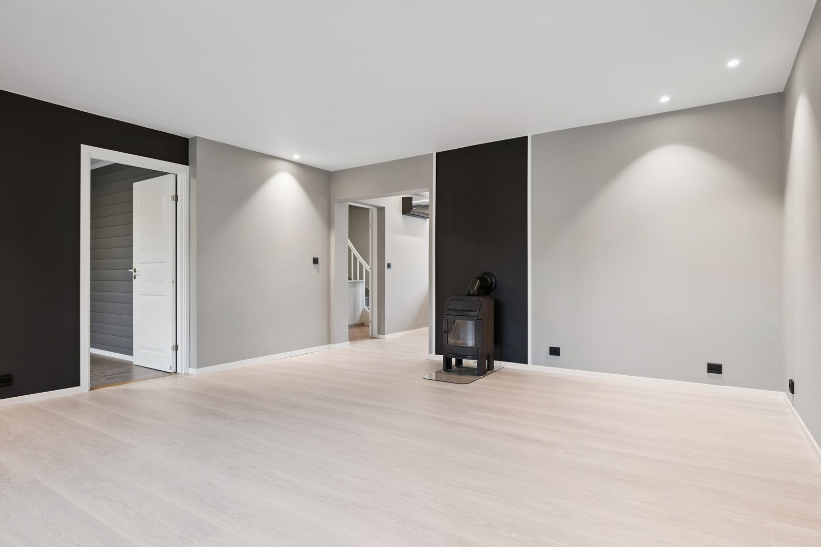 Stilren stue med downlights. Galleribilde