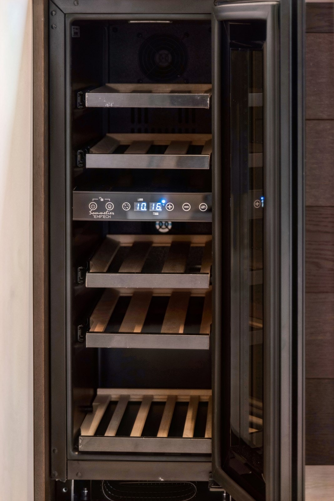 Vinkjøleskap i kjøkkeninnredningen. Galleribilde