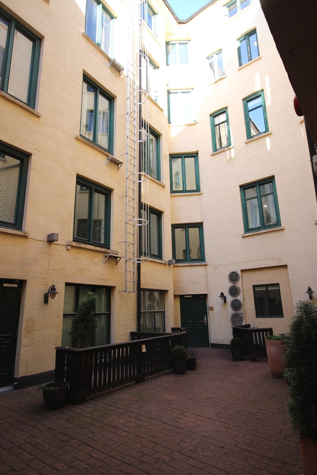 Leiligheten ligger i sin helhet inn mot rolig bakgård Galleribilde