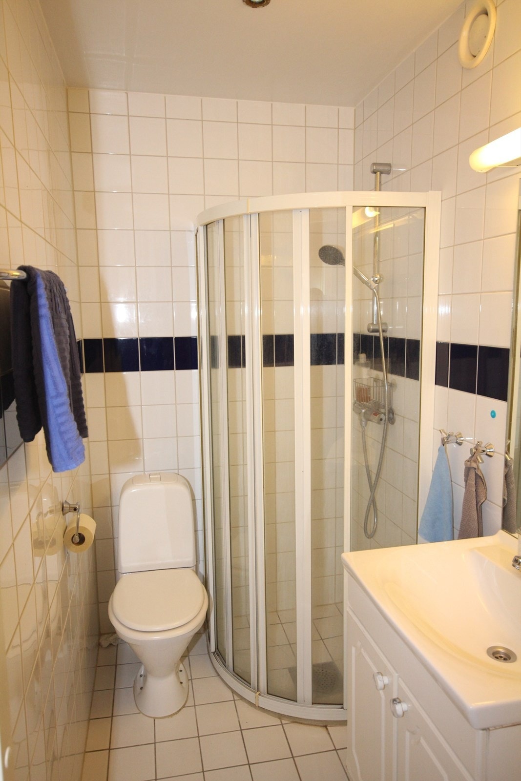 Pent flislagt bad Galleribilde