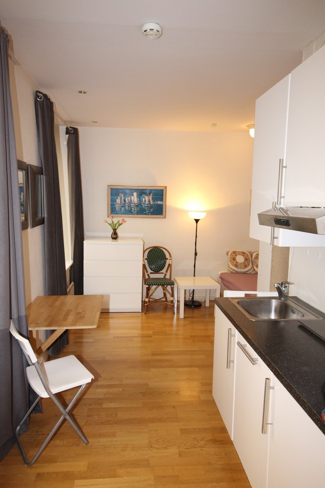 Praktisk hybelkjøkken med klappbord Galleribilde