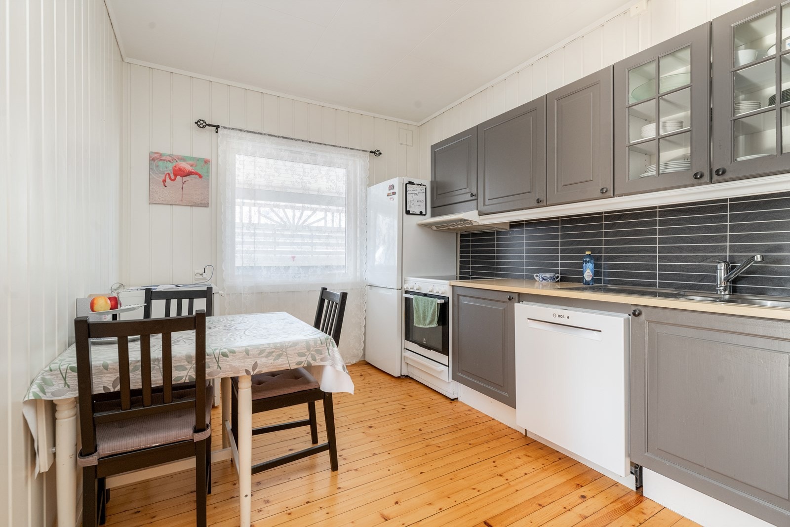 Hyggelig kjøkken med god skapplass, og spiseplass langs vegg. Innenfor kjøkken er det en praktisk bod med plass for oppbevaring. Galleribilde