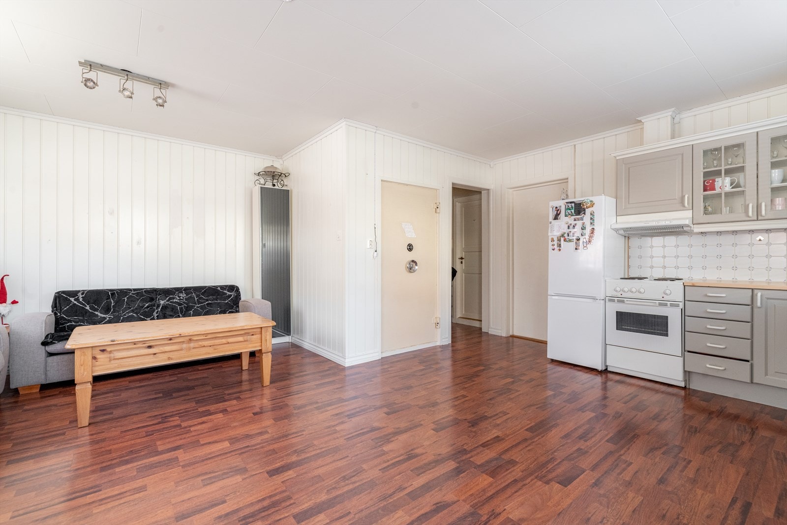 Romslig stue med åpen kjøkkenløsning og utgang til balkong. Galleribilde