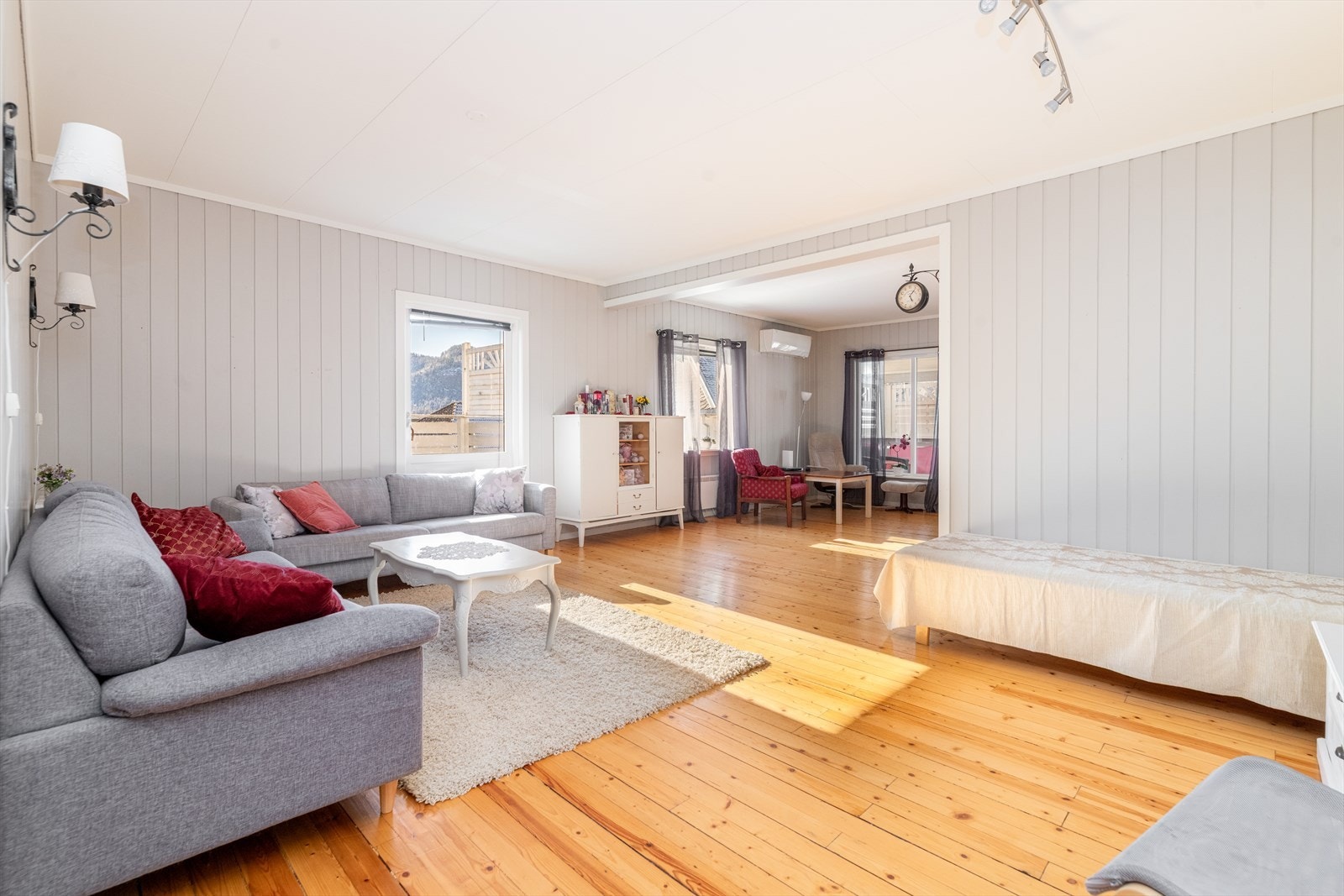 Boligseksjon nr. 7. Leiligheten har en stor stue med god plass til møblering. Galleribilde