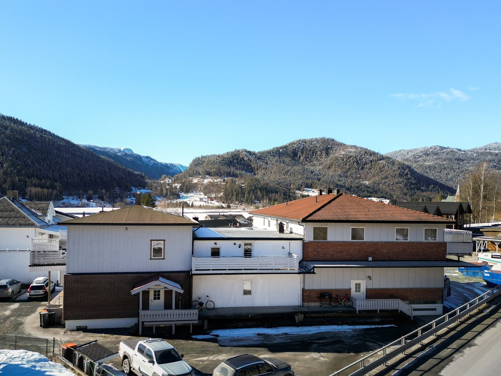 Seksjonerte leiligheter sentralt i Kviteseid sentrum selges samlet. God utleie- og investeringsmulighet. Galleribilde